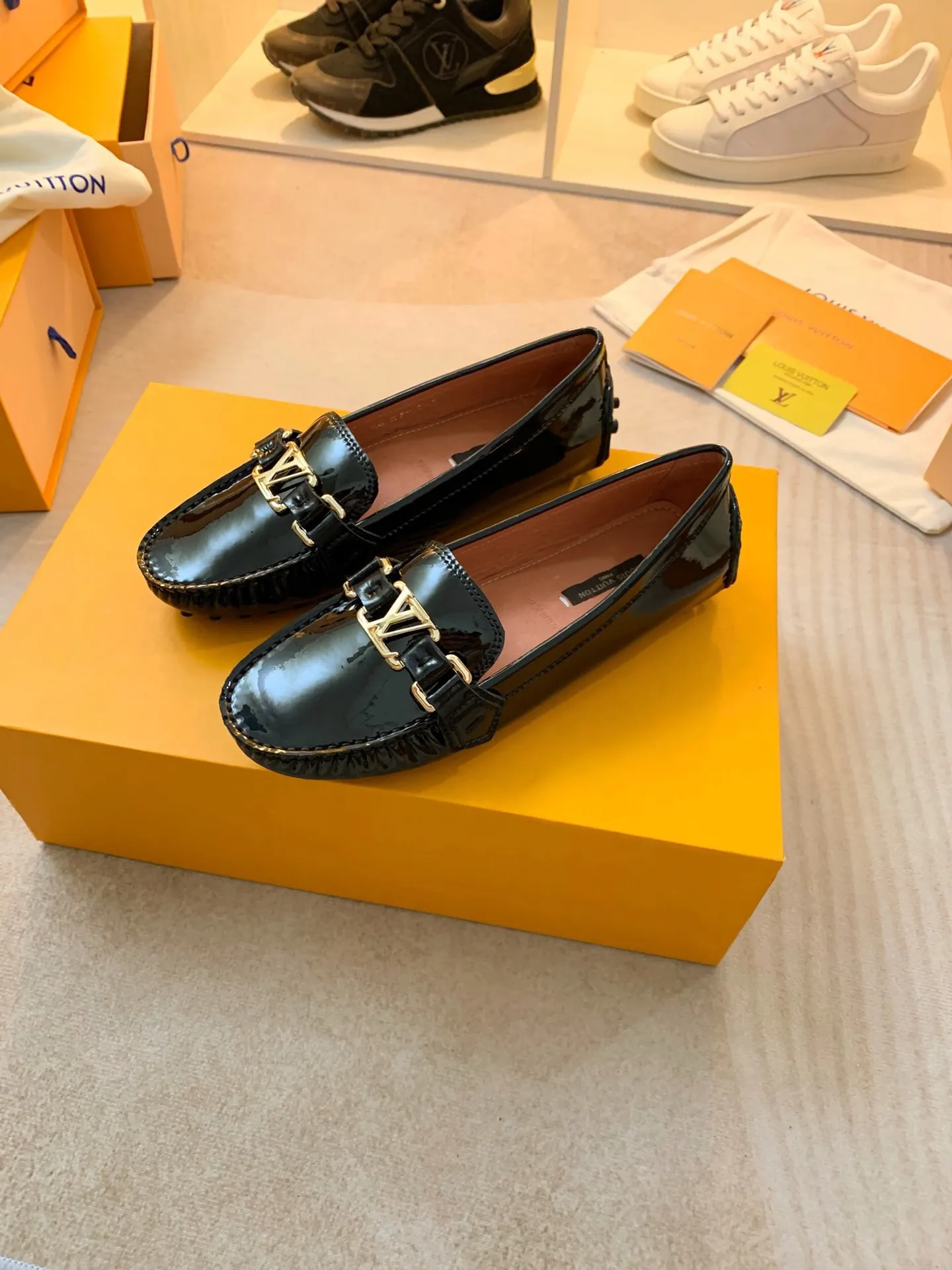 p460💰Couple model❤️🇫🇷 𝙇𝙤𝙪𝙞𝙨 𝙑𝙪𝙞𝙩𝙩𝙤𝙣 🇫🇷Louis Vuitton 2023 Classic𝓛𝓿 𝓣𝓻𝓪𝓲𝓷𝓮𝓻 Sports Series ➪➪➪¯ [Arizona Doudou Shoes Series] ▪️▪️▪️Arizona slip-on shoes are made of Monogram Eclipse canvas. Its hand-painted and dyed edges and hand-sewn uppers fully demonstrate Louis Vuitton's traditional shoemaking craftsmanship. This slip-on shoe is very lightweight. The integrated tongue and upper make it particularly comfortable and flexible. The soft outsole is equipped with rubber padding. Decorated with matching sash. Detailed features: ☑️Monogram Eclipse canvas ☑️Black Eclipse pattern ☑️Hand-painted shoe edges ☑️Hand-sewn uppers (each pair takes time to process) ☑️Integrated tongue and upper construction ☑️Outsole equipped with rubber lining ☑️size: 35_46
